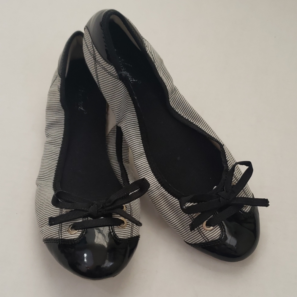Sz 6 "Wanted" Black/White Striped Ballerina Flats